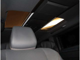 夜間走行でも安心のLEDへッッドライト搭載車です。とても明るく白い光で照らします。この装備も人気のアイテムですね