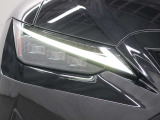 LEDヘッドランプには「オートマチックハイビームシステム」を搭載。夜間走行時にハイビームで走行可能と判断した場合、ロービームとハイビームを自動的に切り替え、前方視界確保をアシストします。