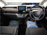 運転にかかわる様々な操作を安全に行えるように視点移動が少なく、操作性に配慮されたスイッチ類が凝縮されたコクピットです。