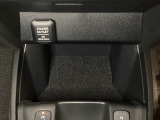 アクセサリーソケットはUSBのアダプターなどをつければ、スマホの充電にも使えます。周辺には物が置けるボックスがついています。