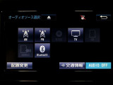 ラジオ、フルセグテレビ、CD再生、DVD再生、SD再生(音楽/動画)、SD録音(別途SDカードが必要です)、Bluetoothオーディオが使用可能です。詳しい仕様については展示店舗までお尋ねください。