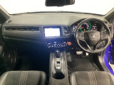 車内は光触媒抗菌消臭施工済です。インパネ周りはスタイリッシュなデザインです。グローブボックスやカップホルダーのほかにトレーなどたくさんの収納スペースが付いています。