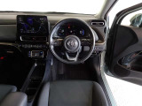 革巻きステアリングで快適な操作性の運転席です。