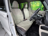 運転席まわりには十分なスペースがあり、大柄な方でもゆったり運転していただける環境です。