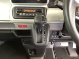 足元スッキリ、インパネシフトです。パーキングブレーキはフットブレーキタイプなので、運転席と助手席の間がスッキリしています。