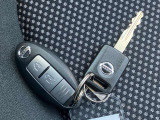 【インテリジェントキー】身に付けているだけで、ドアノブのボタンを押せば車の施錠、解除ができます。エンジンをかける時も車内にないとエンジンがかからない仕組みになっています。