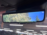 【デジタルインナーミラー】後席の大きな荷物や同乗者で後方が確認しづらい時でも安心!カメラが撮影した車両後方の映像をルームミラー内に表示。クリアな視界で状況の確認が可能です!