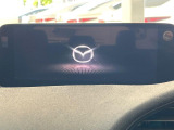 【マツダコネクト】車内の雰囲気にマッチした一体型タイプのディスプレイ。各種車輌設定やBluetooth再生等、様々な機能が楽しめます。専用SDカードのご購入で、ナビ機能も使用出来ます。
