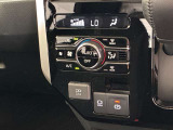 オートエアコンは温度を設定するだけで、自動で風量などを設定してくれます。運転しながら操作も必要ないので、安全性も向上します。