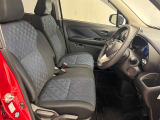 ゆったりと座れる運転席シートですのでストレスなく運転が出来ますよ!
