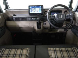 ◆視界広々で非常に運転しやすくロングドライブでも疲れを感じさせないすっきりとまとまったインパネ周りです。