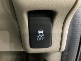 VSA装備車です。VSAはドライバーの操作と車の動きを見守っています。もし車の挙動が乱れたとき、4輪別々にブレーキをかけたり、エンジンパワーをしぼることによって車を安定させます。