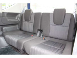 頭上空間が確保され、3列目もゆったりと座れます。