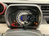 視認性に優れたメーターを採用しており、走行中でも車速や情報が分かりやすく表示されます。運転時の視線移動をむりのない範囲に抑え、快適で安心感のあるドライブをサポートします。