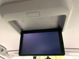 【フリップダウンモニター】大画面モニターで後席でもエンタメをお楽しみいただけます。小さなお子様にも大人気の装備です♪