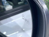 【ブラインドスポットモニター】走行中、ドアミラーの死角になりやすい箇所に後続車が接近するとサイドミラーのレンズに警告を表示!ドライバーに注意喚起をしてくれます。