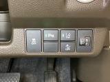 ハンドルの右側にはヘッドライトレベライザーとHondaセンシング用のメインスイッチがついています。ヘッドライトレベライザーは道路状況や積荷の加重に応じてライトの高さを調節できます。