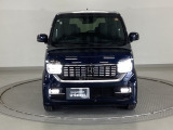 9灯式フルLEDヘッドライトで、より明るく遠くまで照らします!フロントバンパーにはLEDフォグライトが装着されています!