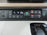 オートエアコンは操作が楽々♪フロント左右シートヒーターも装備しています。USBジャック付きです。