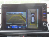 【マルチビューカメラシステム】フロントビューだけでなく、グラウンドビューも表示!自車を上空から見下ろしたような映像が表示されるので、駐車時などにドライバーの死角を減らすことができます。
