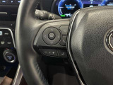ステアリングスイッチ付きで、運転中に視線を前に向けたまま操作できます。