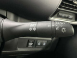 【オートライト】車のセンサーが周囲の明るさを感知し、自動でヘッドライトを点灯・消灯する機能です。この機能は夕暮れ時の交通事故が多い時間帯の安全性を高めてくれます。