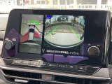 アラウンドビューモニターです。上空からお車の周りを見る感覚で表示されますので、車庫入れも簡単