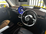 丸を基調とした個性的なインテリア。MINIならではの拘りポイントです!運転が楽しくなるインテリアです!