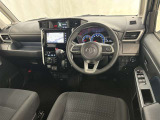 運転席まわりです。 各操作スイッチは使いやすい位置に配置されてます。