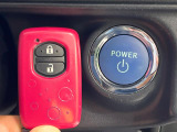 【スマートキー】カバンやポケットに入れたままでもドアの施錠・解錠が可能なスマートキーを装備。エンジンのオン・オフ時もカギを取り出す必要が無いからとっても便利です♪