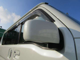 電動格納ミラーです。運転席のボタン一つで開閉から角度調整まで操作できるので、とても便利です。