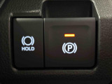 指先だけで簡単に操作が可能な電動パーキングブレーキを採用。「HOLD」スイッチを押すと、渋滞や信号待ちなどでブレーキペダルから足を離しても、ブレーキを保持するので安心です