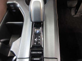 スムーズな操作で快適に運転を楽しめるよう、シフトポジションを電動で制御するエレクトロシフトマチックを採用