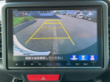 後退時に車両の後ろ側をモニター画面に表示します。車庫入れが苦手な人もこれで安心♪