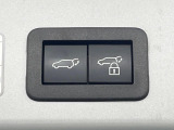 【パワーバックドア】スマートキーや運転席のボタンを押すだけでリアゲートが自動で開閉します!荷物を持っている時や、高い位置にあるバックドアを閉める際に便利な機能です♪