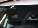【プリクラッシュセーフティシステム】ミリ波レーダーと単眼カメラを併用したセンサーで前方の車両と昼夜歩行者・昼自転車を検知し、それに基づく統合的な制御により、事故の回避や衝突被害の軽減を支援します。
