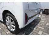 【踏み間違い衝突防止アシスト】前後バンパーに装着されているセンサーで、駐車場での急加速を抑制し、壁や歩行者との衝突回避を支援します。