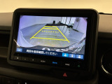 リバースギアに入れるだけで後方の表示へ切り替わります。夜間や雨の日の駐車も楽になりますよ。
