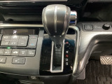 CVT車のセレクトレバーです。低速から高速まで、変速ショックのないスムーズな走りを実現するとともに、エンジン効率のよい領域を維持することで燃費にも貢献します。
