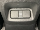 アームレストの後ろ側には、リア席用の充電可能なUSB端子が2個ついています。移動中に充電もできるので便利です。