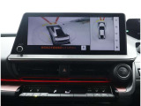サイドクリアランスビュー表示中に、旋回時の運転操作に合わせて自動で車両を斜め後方から見たような映像を表示。