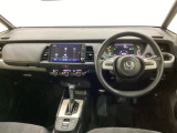車内は光触媒抗菌消臭施工済です。スタイリッシュなデザインでスポーティなインパネ周りを演出します。グローブボックスやカップホルダーのほかにトレーなどたくさんの収納スペースが付いています。