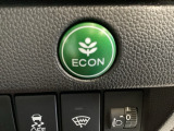 ECON モードをON にするとアクセルペダルの動きに対するエンジンの反応とエアコンの制御を切り換えることで、燃費のいい運転をするドライバーがペダルを踏んだ時と同じようにエンジンを制御します。