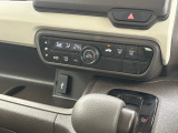 オートエアコン、充電用USBジャック
