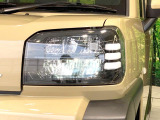 【LEDヘッドライト】悪天候や夜間走行時も良好な視界を確保し安心して運転できる高輝度LEDヘッドライトを装備!点灯速度が早く、消費電力も抑えられています。