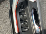 運転席扉内側部分です。【パワーウィンドウ】で窓の開け閉めもラクラクですね!