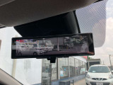 スマートルームミラーが付いております。後席に人が乗車した時や沢山の荷物を積んだ時もバックミラーの視界が遮られる事無く見えるので便利です♪