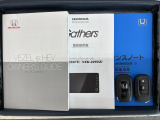 スマートキーは鍵をバッグに入れたままでもドアロックの開閉やエンジンのON・OFFができます。夜間や雨の日も鍵を探さなくて良いので便利です。