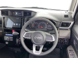 運転席まわりです。 各操作スイッチは使いやすい位置に配置されてます。