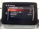 TSRは、走行中にフォワードセンシングカメラまたはナビゲーションシステムが認識した交通標識を、ADDおよびメーターに表示することで、交通標識の見落とし防止を図り、安全運転を支援するシステムです。